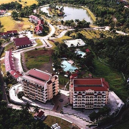 Готель Graceland Estates And Country Club Лусена Екстер'єр фото